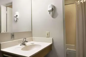 Travelodge by Wyndham Romulus Detroit Airport - Salle de bain