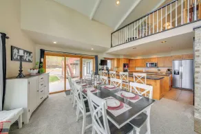Beachfront Sagle Retreat w/ Boat Dock & Lift - Innvendig