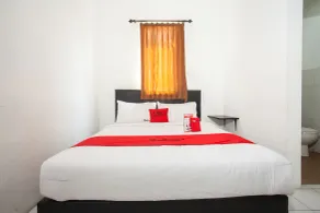 RedDoorz Plus near Galaxy Mall - Room