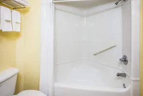 Days Inn & Suites by Wyndham Augusta Near Fort Eisenhower - Salle de bain