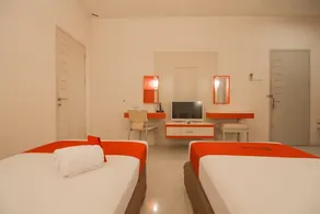 RedDoorz Plus near Kampung Gajah 3 - Room