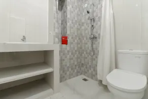 RedDoorz Plus @ Setiabudi Barat - Bathroom