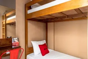 RedDoorz Hostel near LTC Glodok - Værelse