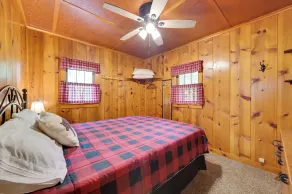 Near Snowmobiling! Carp Lake Cottage w/ Fire Pit - Interiør