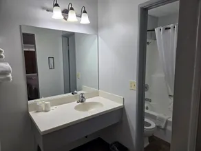 Home-Towne Lodge - Badezimmer