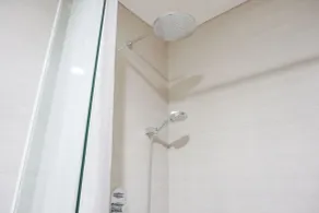 Modern and Comfort Stay 2BR at Ciputra International Apartment By Travelio - Badrum