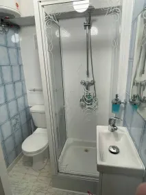 Charming Studio Apartment with Pool Access in Central Gibraltar - Banheiro