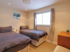 Spacious Group Accommodation with Hot Tub Near Wyboston Lakes - Rom
