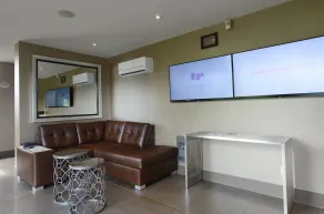 Le Fabreville Motel & Suites - Coin salon dans le hall