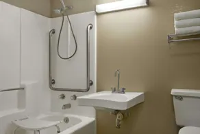Super 8 by Wyndham Tupelo Airport - Salle de bain