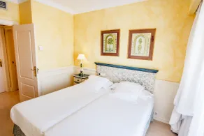 Apartamentos Guadalpin Suites - Rum