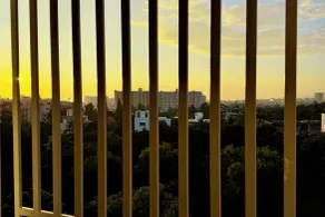 Truelife Whitefield - Premium 1 BHK Apartments - Prime location - Easy access to Main Rd - Metro - ITPL - Fast WiFi - Kitchen - Smart TV - Power backup - Park - Garden views - Vista do quarto