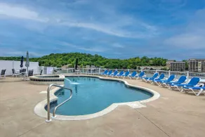 Poolside Fun + Views! Waterfront Ozarks Retreat - Innenbereich