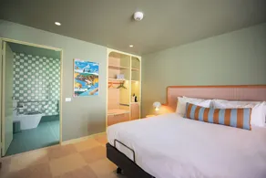 The Monty - Room