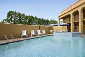 Days Inn by Wyndham Southaven MS - Piscine