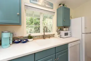 Sequim Escape w/ Gas Grill & Deck, Walk to Beach! - Innvendig