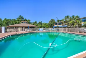 Chic Gulf Breeze Escape w/ Pool Access & Courtyard - Interiör