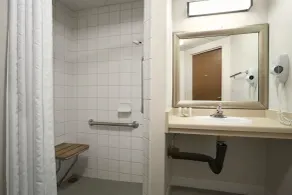 Super 8 by Wyndham Westminster Denver North - Salle de bain
