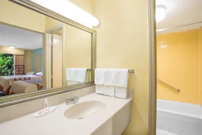 Super 8 by Wyndham Dunn - Salle de bain