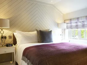 The Mayfield Seamer - Room
