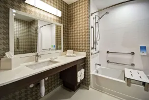 Home2 Suites by Hilton Columbus Downtown - Bathroom