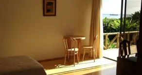 Taha Tai - Room