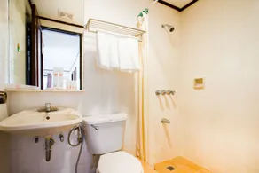 The Humbertos Hotel - Bathroom