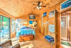 Dreamy Bucksport Hideaway on Freshwater Pond! - Interiör