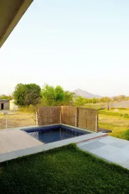 Innara Hospitality - Piscina