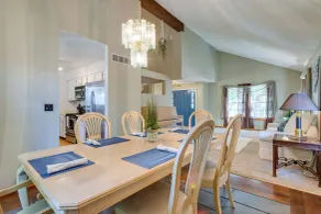 Spacious Aurora Retreat w/ Game Room + Hot Tub! - Innenbereich