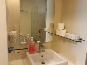 Pico De Loro Hamilo Coast Guest House - Bathroom