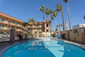 Super 8 by Wyndham Anaheim/Disneyland Drive - Piscine
