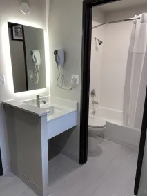 Super 8 by Wyndham York NE - Salle de bain