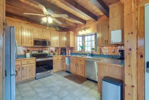 Peaceful Raphine Cottage w/ Deck & Fireplace! - Intérieur