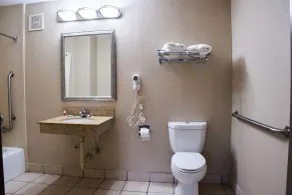 Super 8 by Wyndham Garysburg/Roanoke Rapids - Salle de bain