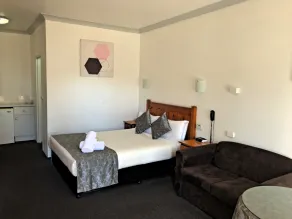 New England Motor Inn - Room