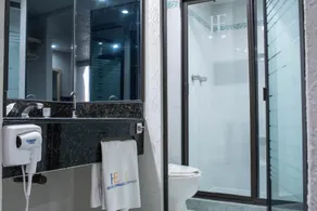 Hotel Embassy - Bathroom