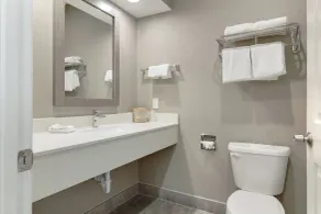 Red Roof Inn PLUS + Galveston - Beachfront - Salle de bain