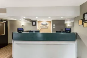 Econo Lodge Madison East - Lobby