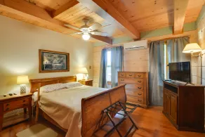 Warm & Cozy Clayton Cabin Near St Lawrence River! - Innenbereich