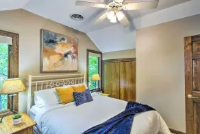 Lakefront Plymouth Cottage w/ Private Hot Tub - Zimmer