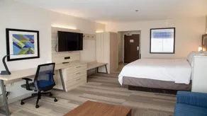 Holiday Inn Express & Suites - Marion by IHG - Room