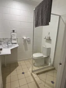 Spanish Lace Motor Inn - Bathroom