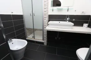 Cineroma Guesthouse - Badezimmer