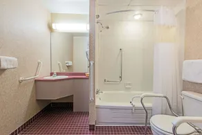 Howard Johnson by Wyndham Gravenhurst - Salle de bain