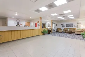 Super 8 by Wyndham Alma - Lobby