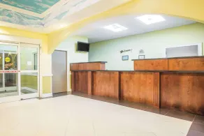 Days Inn & Suites by Wyndham Swainsboro - Lobby