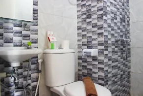 Comfy 2BR Apartment at Grand Asia Afrika By Travelio - Badeværelse