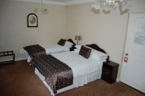 Dooly's Hotel - Room