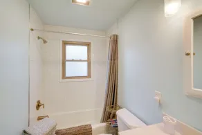 6 Mi to Skiing: Pet-friendly Home in Pittsfield! - Salle de bain